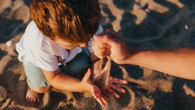 mere et enfant jouent avec du sable