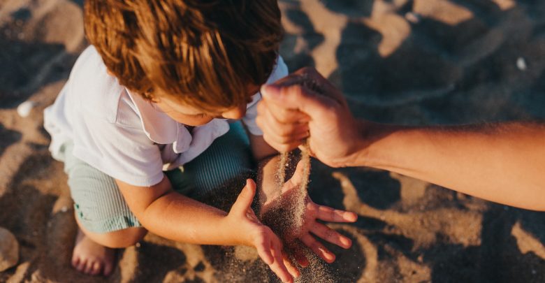 mere et enfant jouent avec du sable