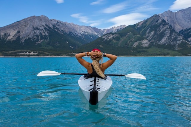Femme faisant du kayak au milieu de la mer