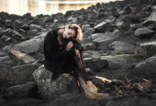 fille en vetements a la mode sur la plage